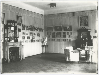 R. Nymani'i teostega ekspositsiooninurk, ruumi nurgas A. Weizenbergi skulptuur "Sügis", 1924. aasta.  duplicate photo