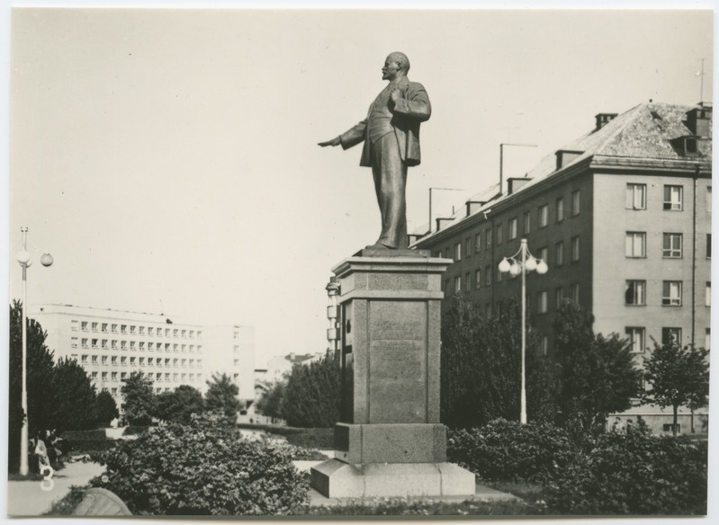 V.I. Lenini monument.