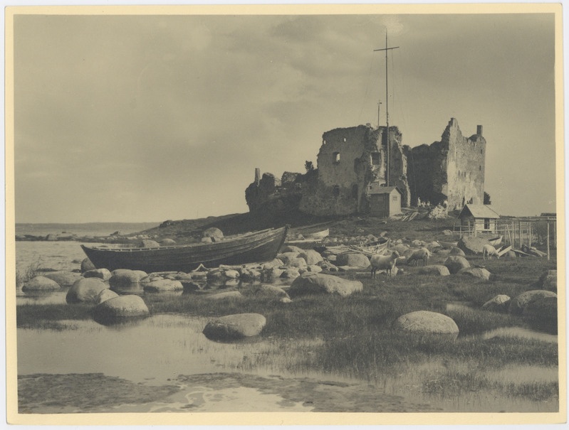 Foto. Toolse ordulinnuse varemed