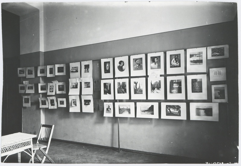 Eesti Fotoklubi fotovõistluse pilte, vasakul J. Mülberi komplekt.