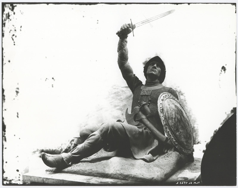 A. Adamsoni "Lembitu" figuur Suure-Jaani monumendilt.