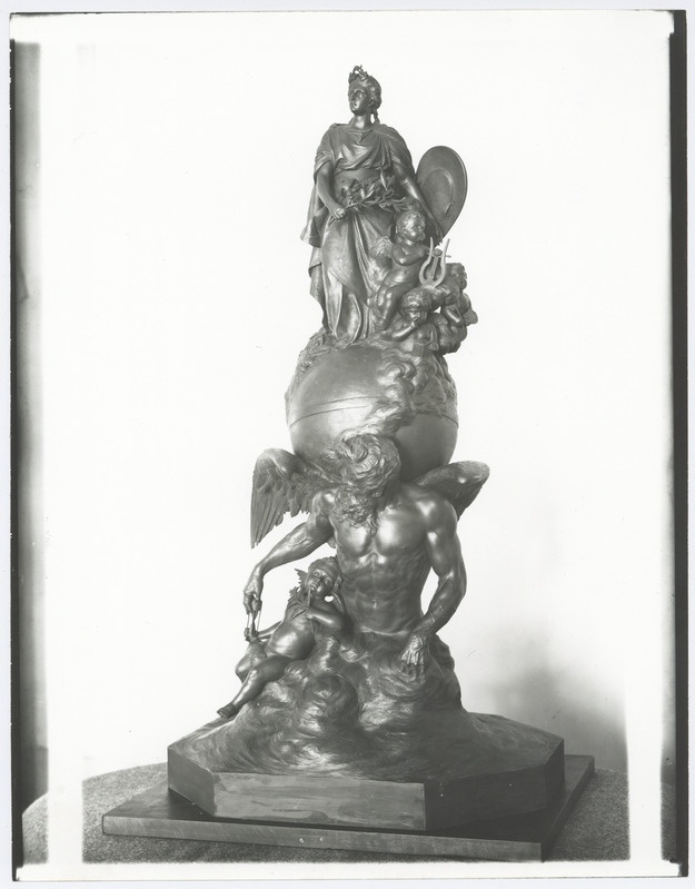 A. Adamsoni "Pax", naisfiguur maakeral otsevaates.