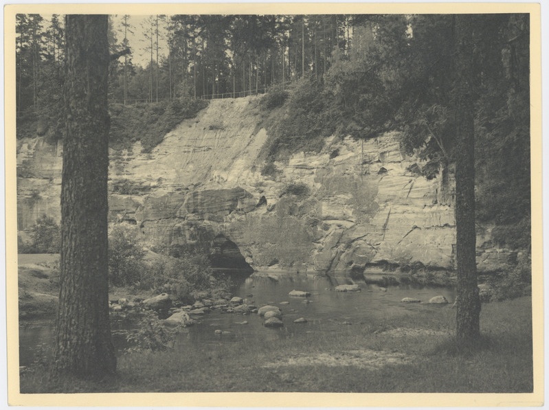 Taevaskoda, Suure-Taevaskoja Kalju, esiplaanil männid Ahja kaldal.