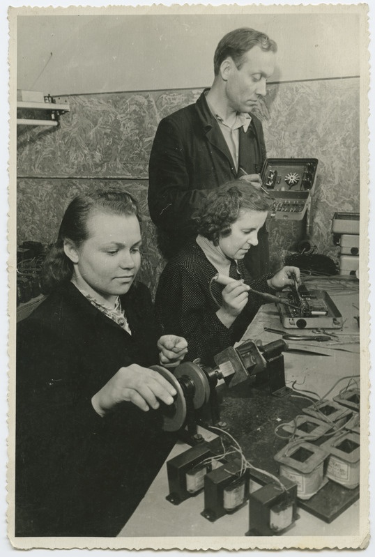 Töölised paaki (ACБ) monteerimas