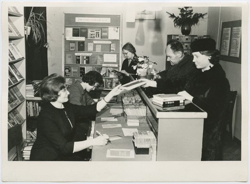 Raamatukogu töötajad Aime Valentin ja Anne Turkina lugejaid teenindamas.