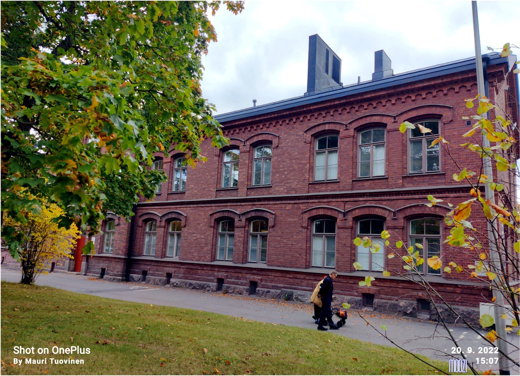 Hoitohenkilöitä Kivelän sairaalan pihalla, Kammiokatu (Kammionkatu, nyk. Sibeliuksenkatu) 12. rephoto