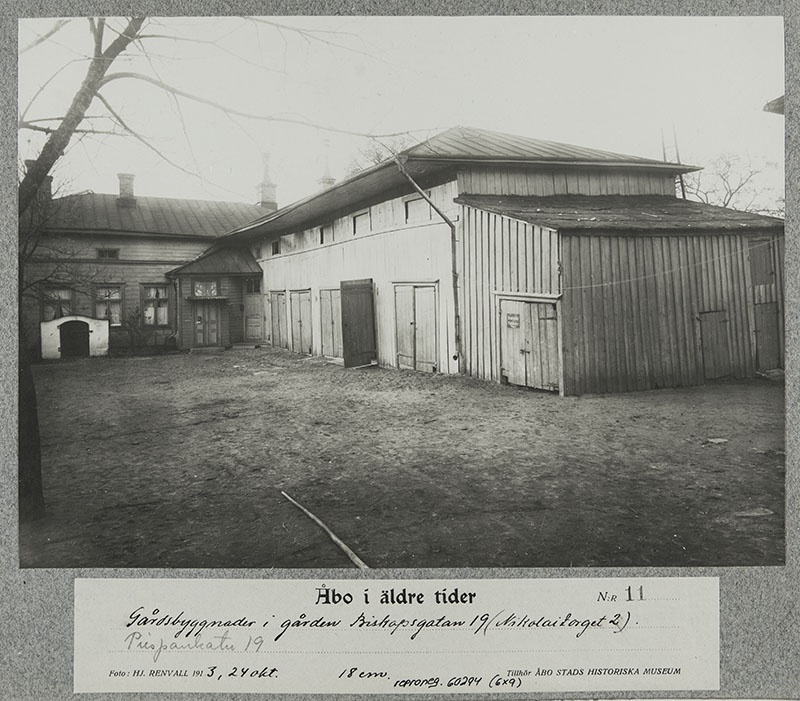 Piharakennuksia osoitteessa Piispankatu 19. Åbo i äldre tider -sarja nro 11