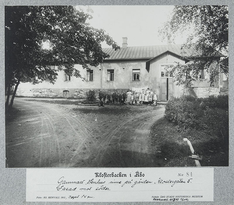 Vanha kivirakennus sisäpihalla osoitteessa Luostarinkatu 5. Klosterbacken i Åbo -sarja nro