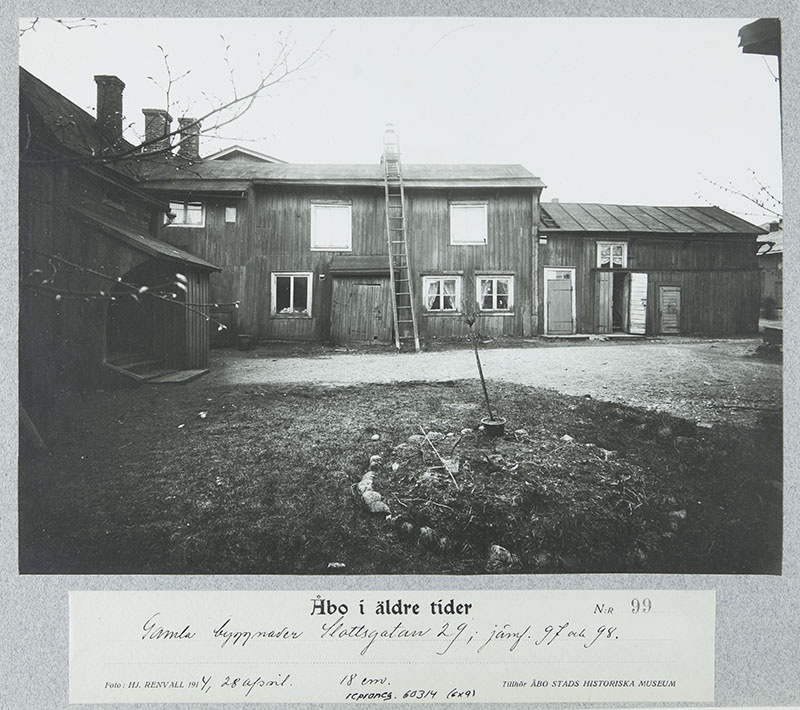 Linnankatu 29. Vanhoja rakennuksia