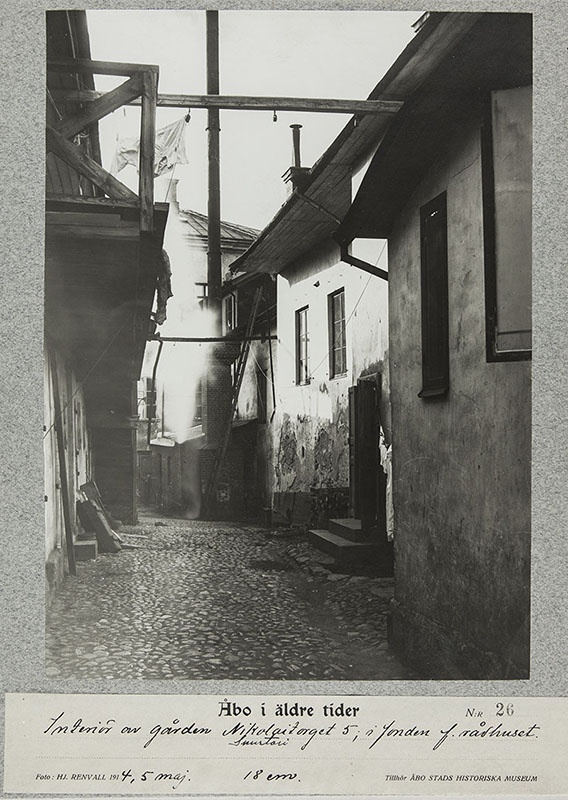 Näköala entiseen raatihuoneen päin Nikolaintorin 5 pihassa