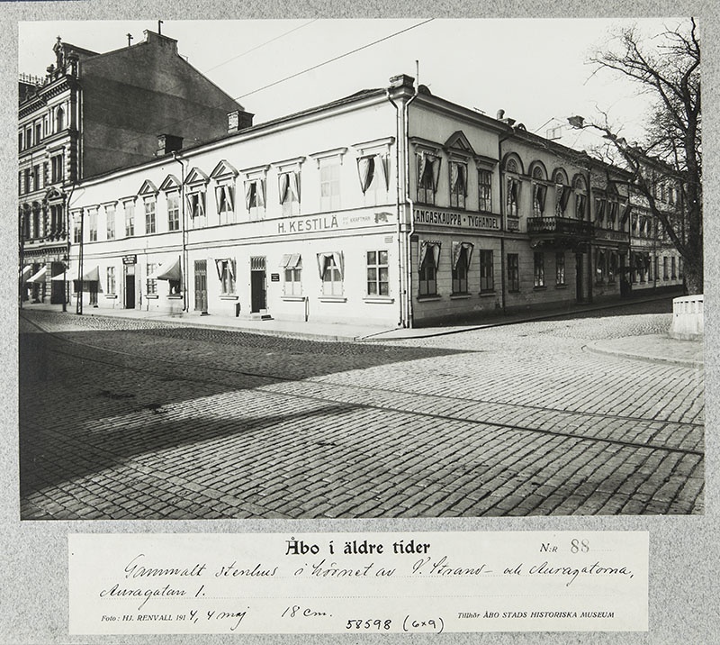 Ns.Bassin talo Läntisen Rantakadun ja Aurakadun kulmassa