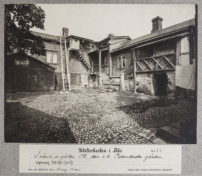 Luostarinmäki; sarjasta Klosterbacken i Åbo nro 18; tontin 172 eli Palanderien sisäpiha
