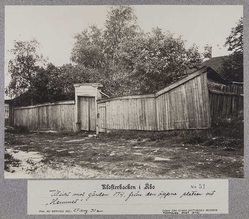Luostarinmäki; sarjasta Klosterbacken i Åbo nro 51; tontti 174 kuvattuna "Hemmet"in viereiseltä aukiolta