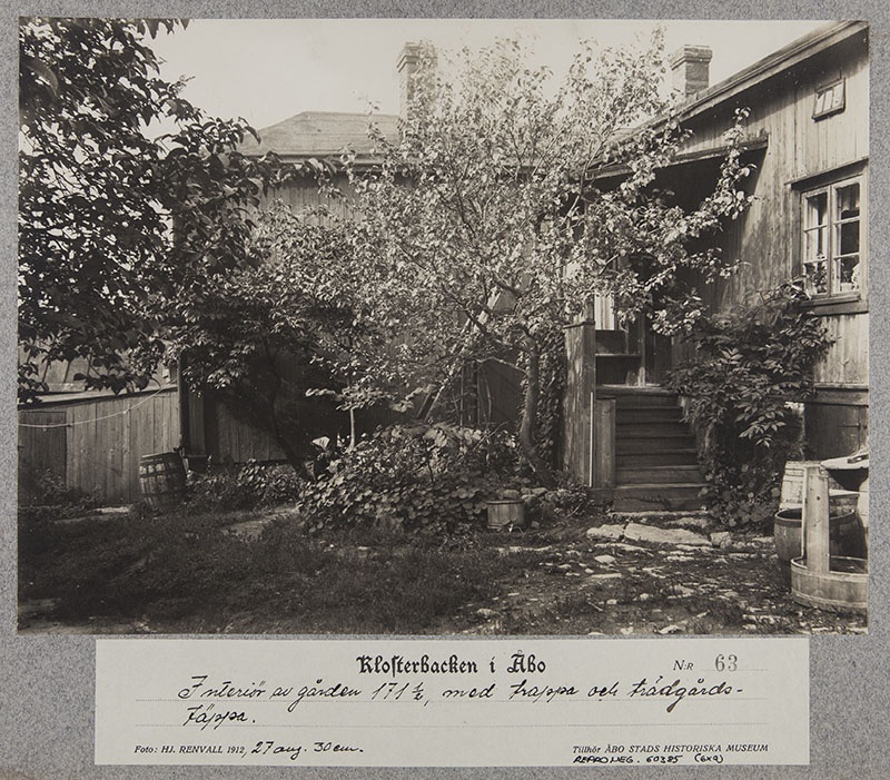 Luostarinmäki; sarjasta Klosterbacken i Åbo nro 63; tontin 1711⁄2 sisäpiha, jossa puutarhapalsta ja portaita