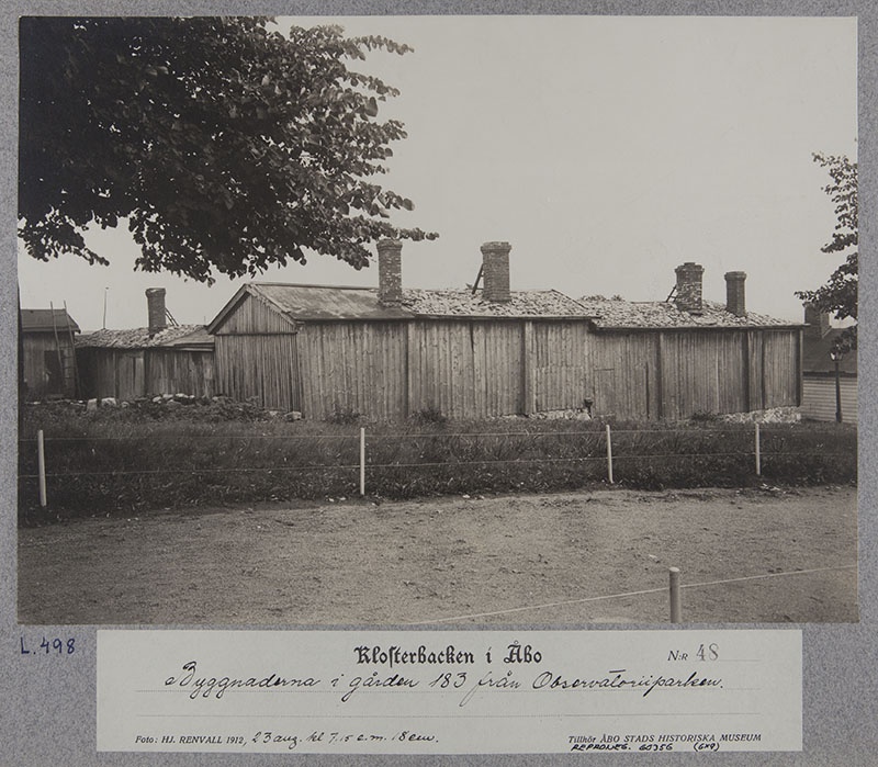 Luostarinmäki; sarjasta Klosterbacken i Åbo nro 48; tontti 183 vartiovuoren puistolta kuvattuna