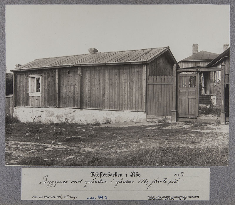 Luostarinmäki; sarjasta Klosterbacken i Åbo nro 7; tontin 176 portti ja viereinen rakennus
