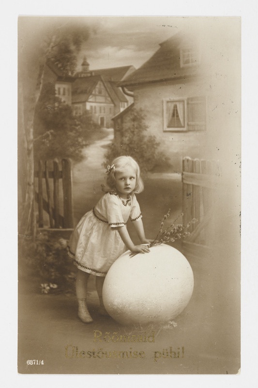 Lihavõttekaart majade taustal muna hoidva tudrukuga ning tekstiga "Rõõmsaid Ülestõusmise pühi!"