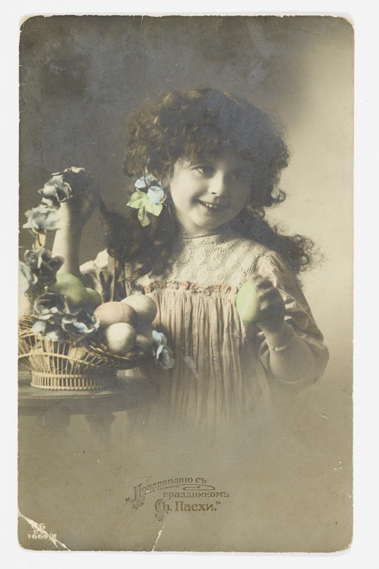 Koloreeritud lihavõttekaart munakorviga tüdrukuga ning tekstiga "Поздравляю съ праздникомъ Св. Пасхи"