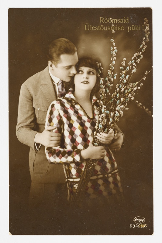 Romantiline koloreeritud lihavõttekaart pajuoksi käes hoidva embava paariga ning tekstiga "Rõõmsaid Ülestõusmise pühi!"