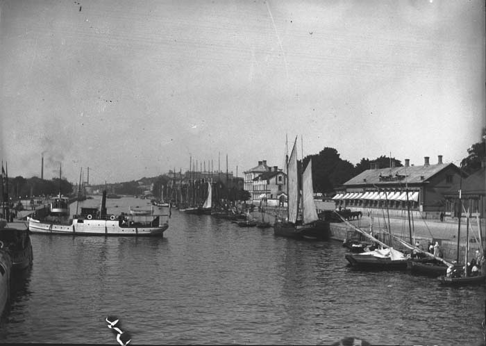 Aurajoki ja Läntinen Rantakatu ennen kaupunginkanslian, Kristiinankatu 1, rakentamista.; ulkokuva