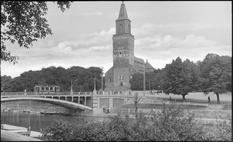 Tuomiokirkko, Tuomiokirkkotori, Tuomiokirkkosilta Pinellan pylväikkö ja Aurajoki Vähätorilta kuvattuna; ulkokuva