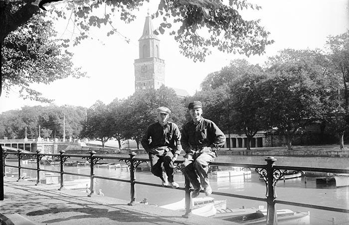 Kaksi poikaa jokirannassa; Kaksi sälliä