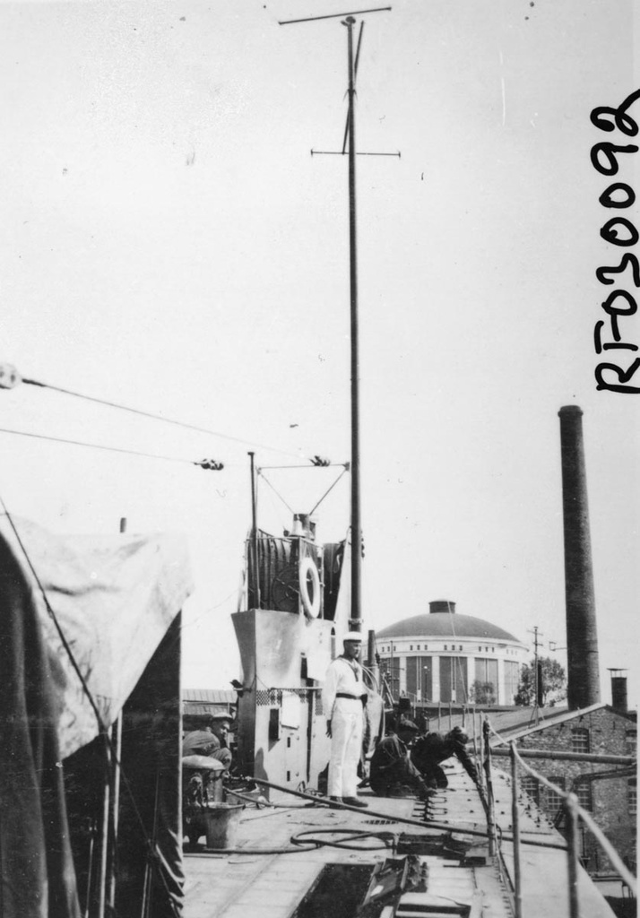 Vetehinen, Suomen ensimmäinen sukellusvene; taustalla kaasukello