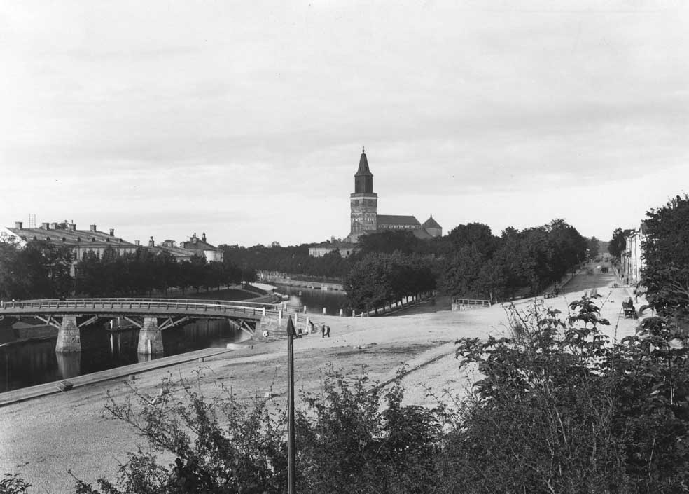 Auransilta, Tuomiokirkko, Iso-Hämeenkatua; ulkokuva