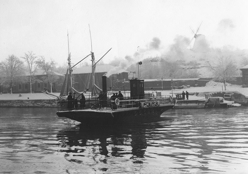 Ylinen föri ylittämässä Aurajokea; ulkokuva