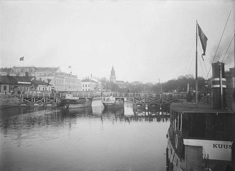 Väliaikainen kävelysilta Aurajoen yli