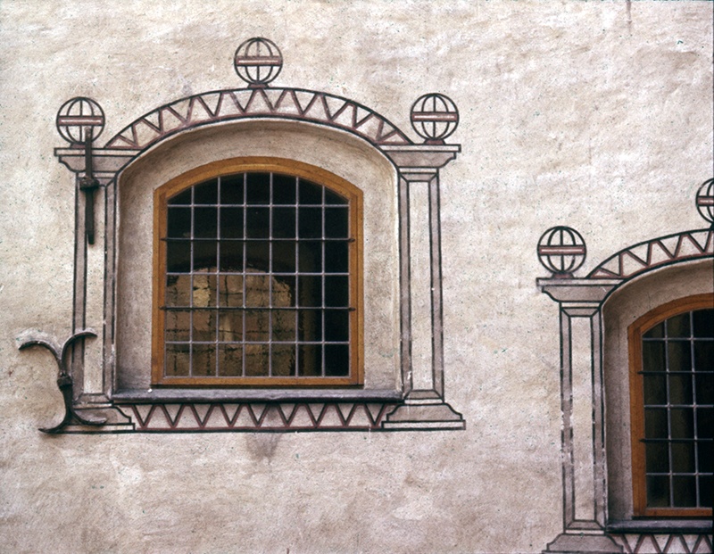 Turun linna, Juhana herttuan porrastornin koristeellinen ikkunakehys; ulkokuva