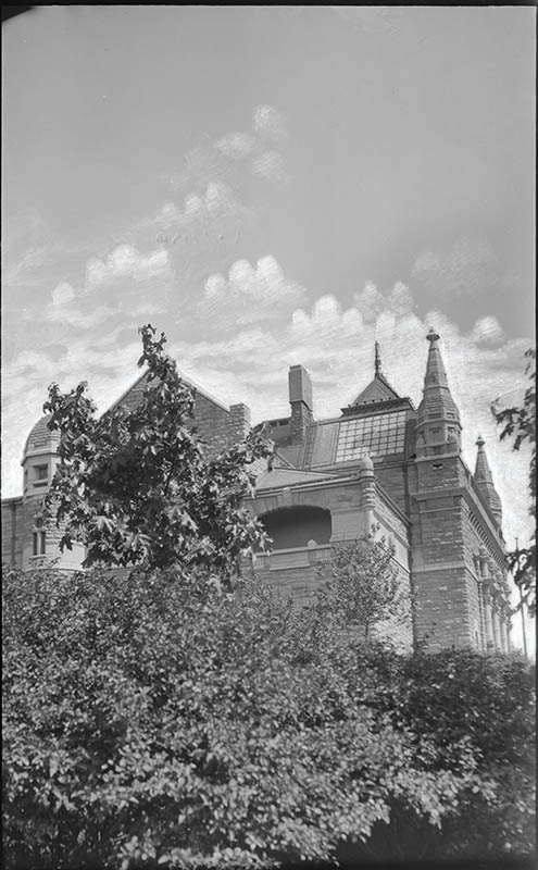 Taidemuseo Puolalanpuiston suunnasta kuvattuna; ulkokuva