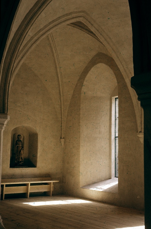 Turun linna, kuninkaan sali, pyhimysveistos ja penkki sekä ikkuna; sisäkuva