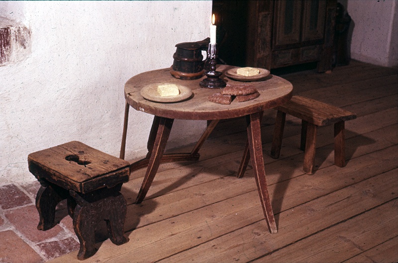 Turun linna, pienellä pyöreällä taittopöydällä ateria kahdelle; sisäkuva