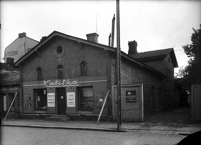 Kristiinankatu 4:n kadunvarsirakennukset