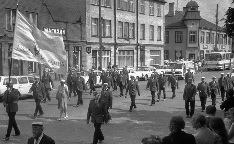 A. Nilsoni kogu. Negatiiv. Naiskooride laulupäev. Haapsalu 1984. Tartu meeskoor Gaudeamus rongkäigus.