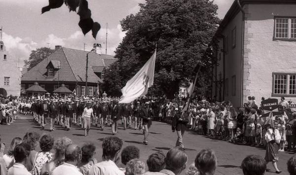 Fotonegatiiv. Meeskooride laulupäev Saaremaal. 1988. Meeskoor Gaudeamus rongkäigus.