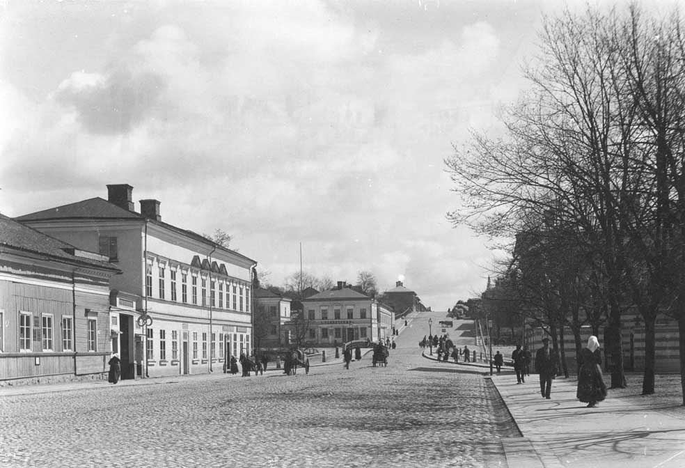 Kaupungintalon puisto, Aurakatu,  Auransilta ja Kaskenkatu; ulkokuva
