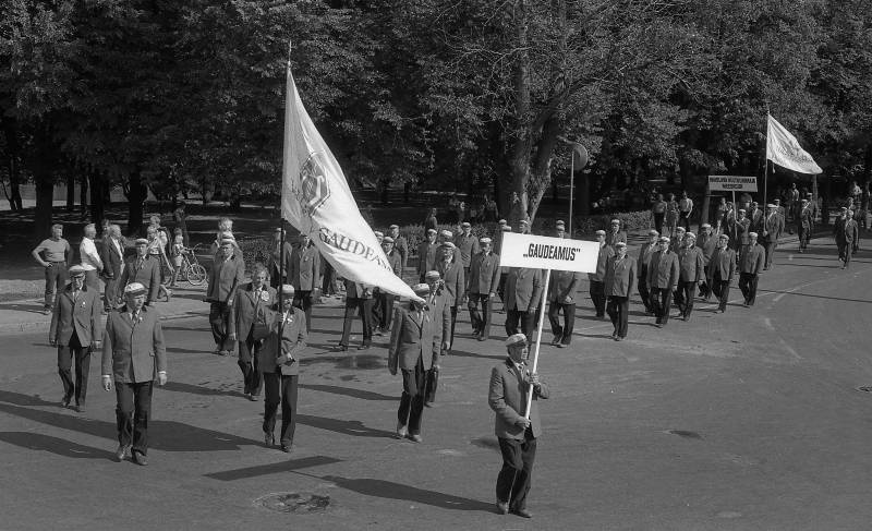 Negatiiv. III poistekooride laulupidu Tartus 1986. A. Nilsoni kogu. Meeskoor Gaudeamus rongkäigus.