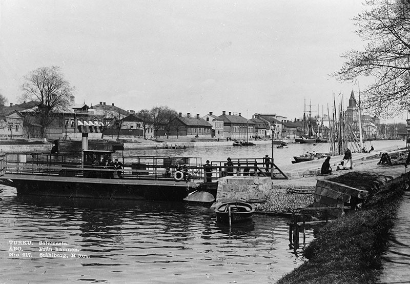 Ylinen föri, ihmisiä lauttarannassa ja lautalla