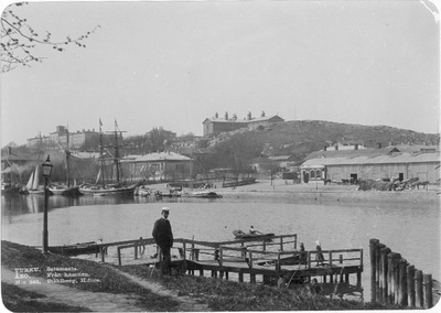 Vy från hamnen. Ångfärjebryggan vid Östra stranden mittemot Skolgatan, i bakgrunden Tullkammaren och Kakolabacken. Bild nr 245.  duplicate photo