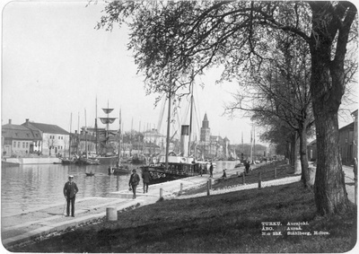 Aura å i Åbo. Vy från Östra Strandgatan mot Västra stranden (bl.a. saltmagasin vid Västra Strandgatan 27) och Domkyrkan i bakgrunden. Bild nr 225.  duplicate photo