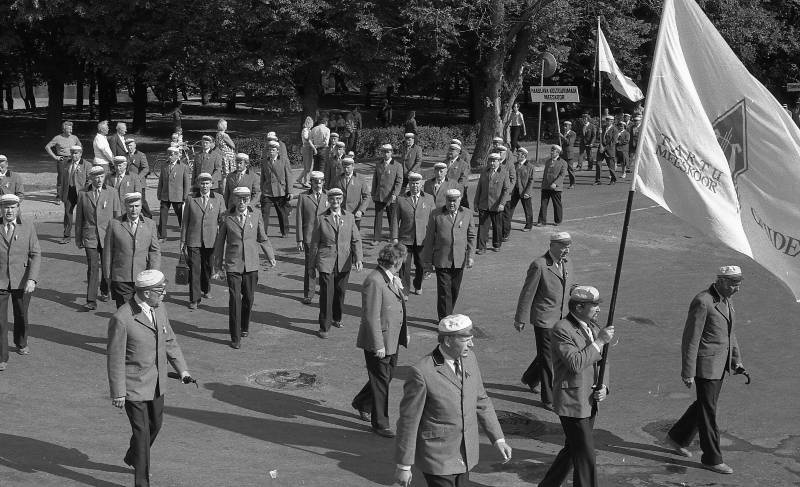 Negatiiv. III poistekooride laulupidu Tartus 1986. A. Nilsoni kogu. Meeskoor Gaudeamus rongkäigus.