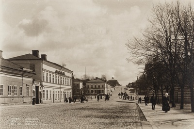 Etualalla oik. kaupungintalon puisto, kauempana silta ja Kaskenkatu  duplicate photo