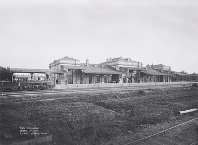 Rautatieasema radan puolelta kuvattuna; ulkokuva  duplicate photo