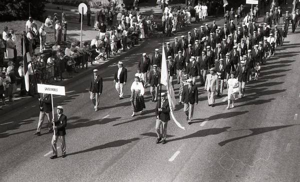 Fotonegatiiv. Fotonegatiiv Tartu Laulupidu 1990 rongkäik. Tartu meeskoor Gaudeamus rongkäigus.