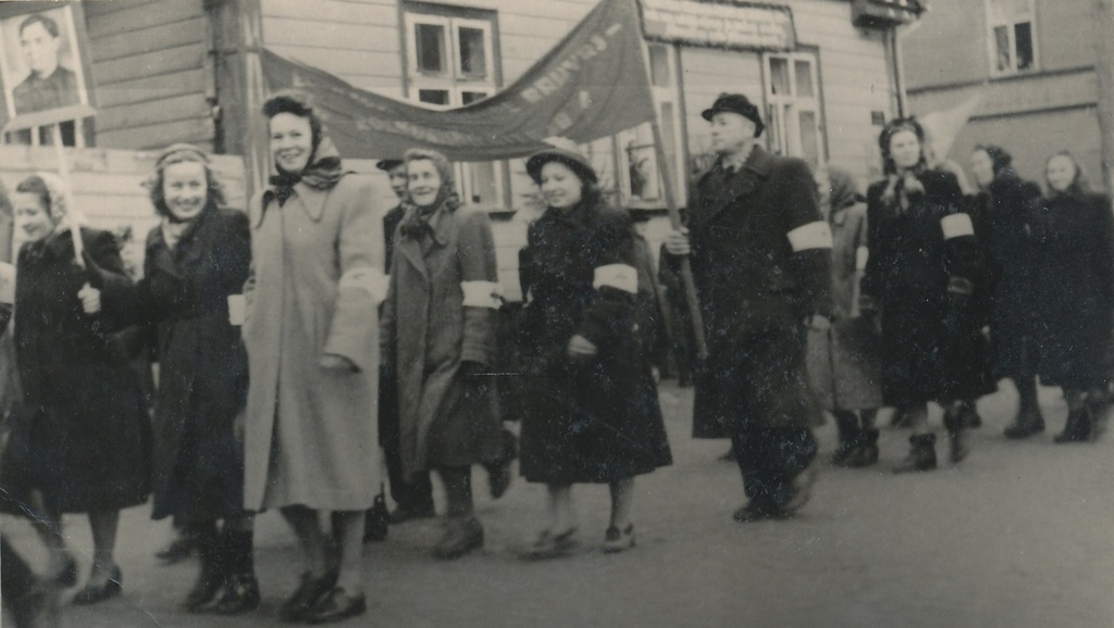 Foto. Võru Sanitaar-epidemioloogiajaama töötajad oktoobripühade rongkäigus  1940.aastate lõpus