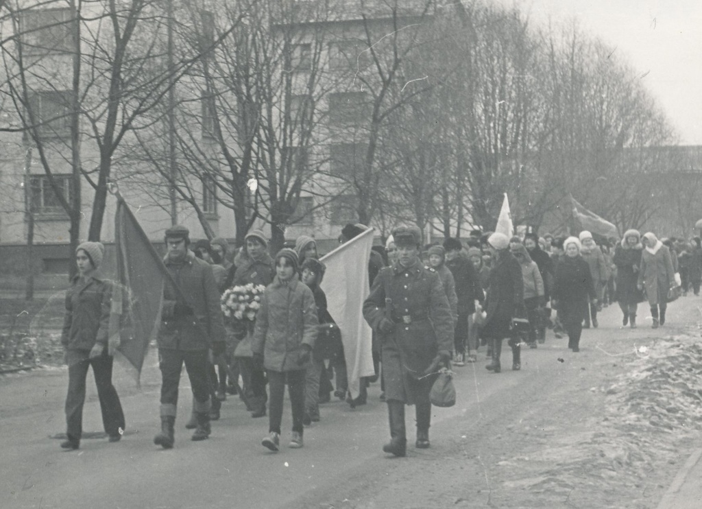 Foto. Võru II Keskkooli õpilased, pioneeride üleliidulisest võistlusest "Põuavälk" osavõtjad  rongkäigus  kangelaskalmistule 1974.a.