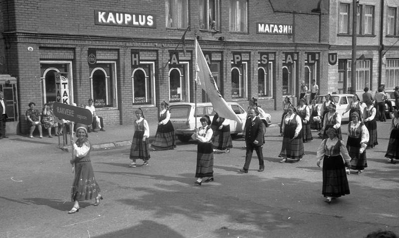 A. Nilsoni kogu. Negatiiv. Naiskooride laulupäev. Haapsalu 1984. Naiskoor Rakvere rajoonist rongkäigus.