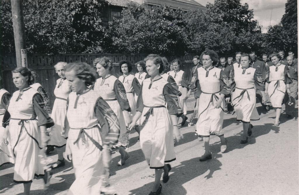 Rakvere kultuurimaja segakoor rongkäigus